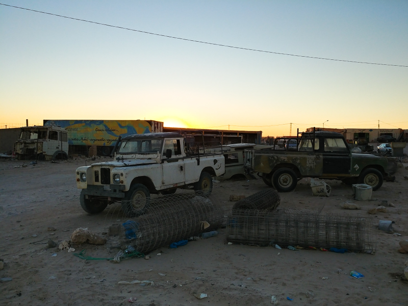 Illustration for article titled In War Torn Western Sahara, These Old Cars Are The King And Queen